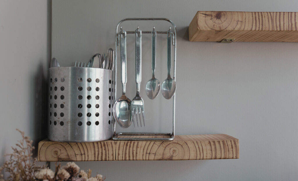 organize utensils