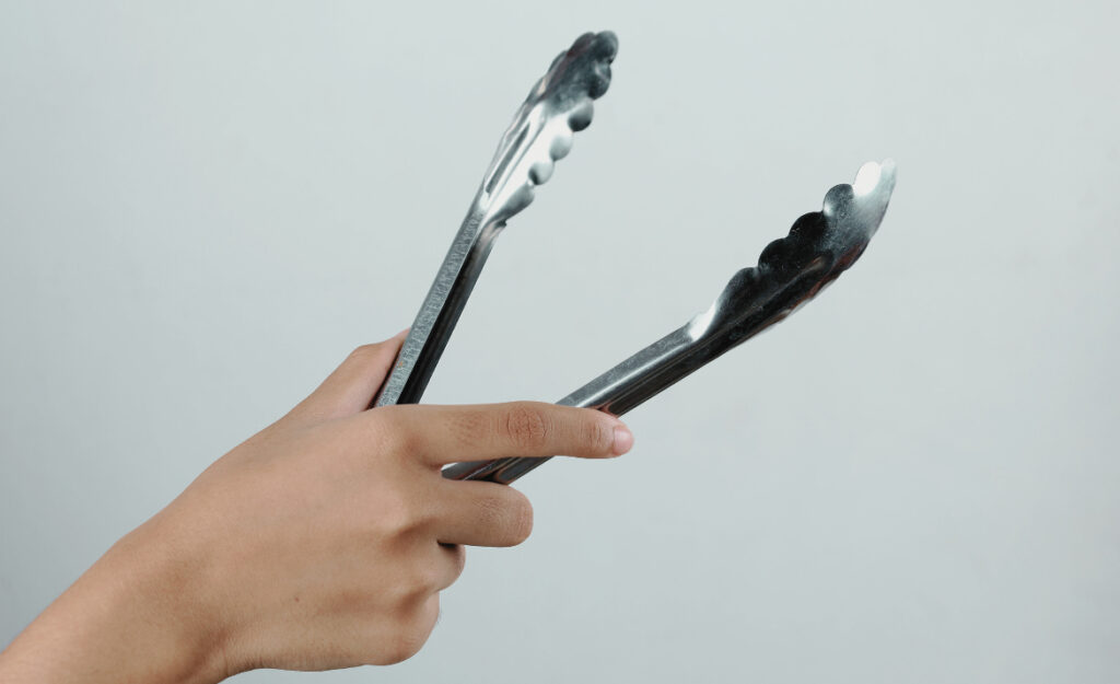 tongs cleaning