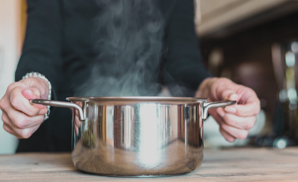 handle hot cooking tools